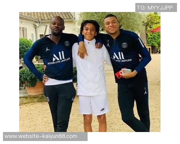 姆巴佩为弟弟伊桑庆生晒照送祝福愿你未来一切顺利幸福满满