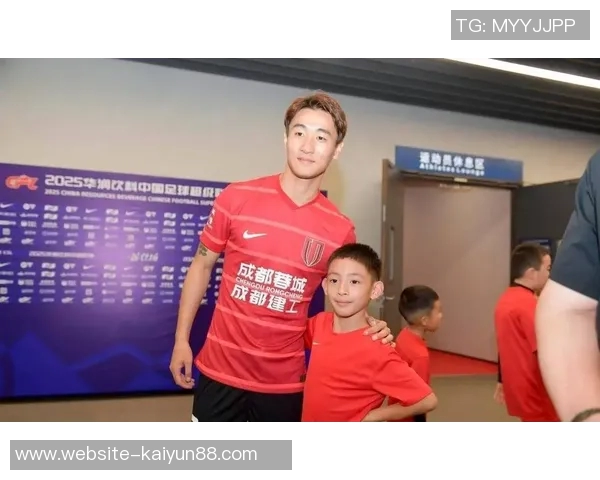 韦世豪担任蓉城队长实至名归与罗慕洛刘殿座共同引领球队前行 韦世豪担任蓉城队长实至名归与罗慕洛刘殿座共同引领球队前行